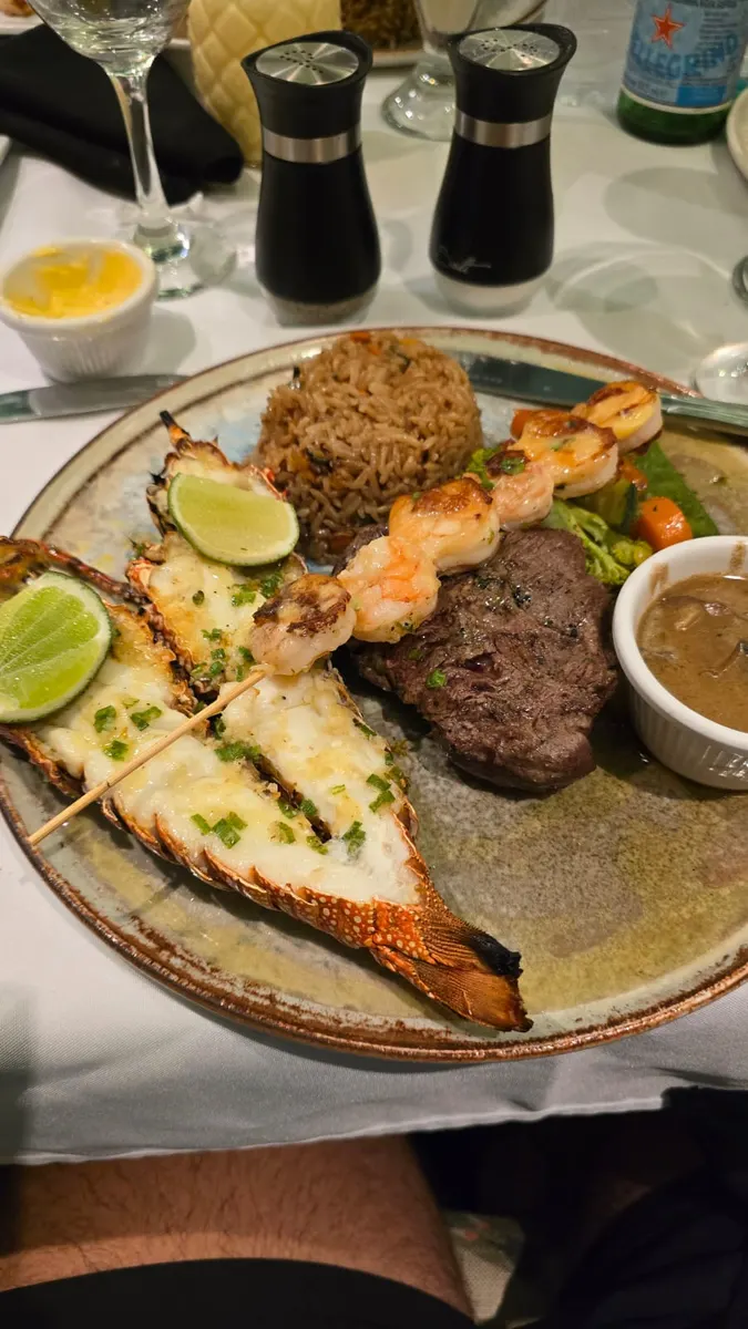 Assiette de homard, steak, riz et légumes
