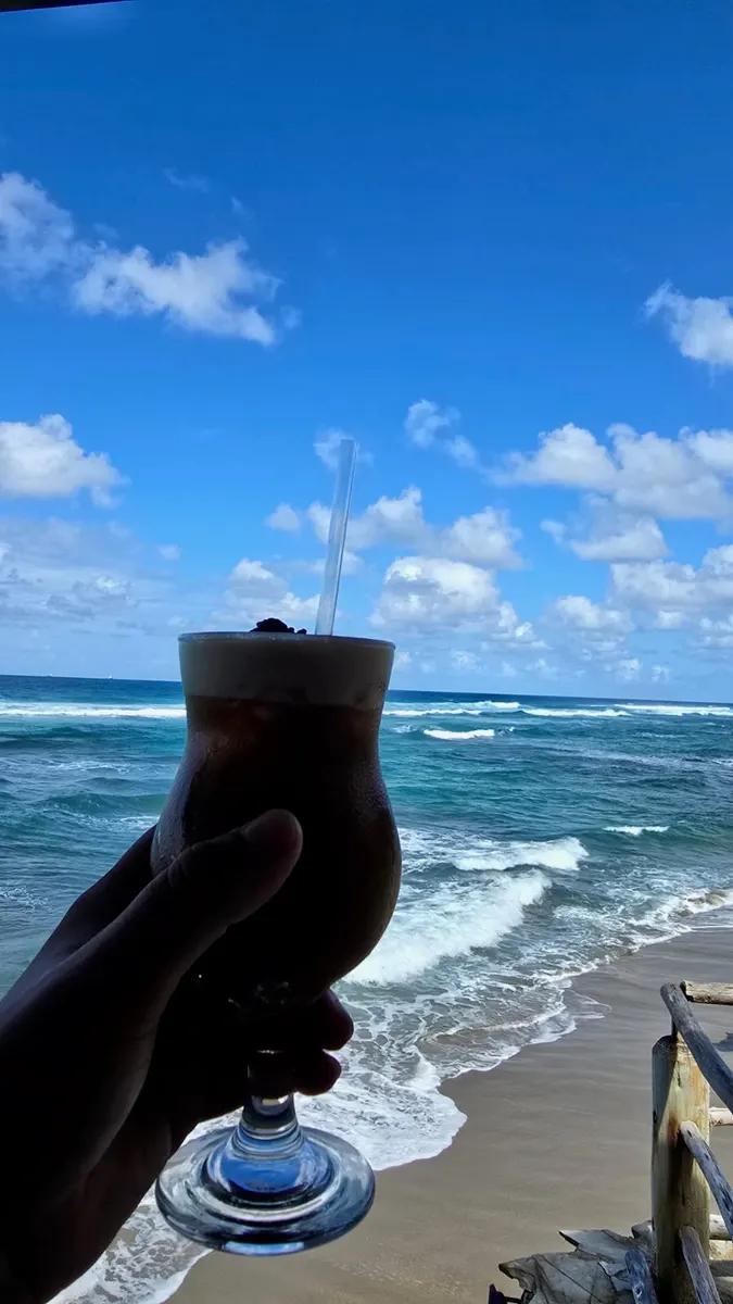 Cocktail posé devant une vue sur l’océan