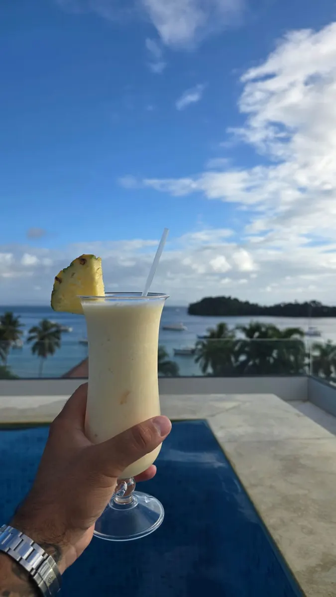 Boisson tropicale près d’une piscine avec vue